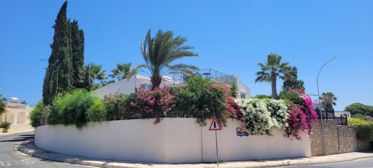 Villa Neyla Four Bedroom Coral Bay Beach Front Zewnętrze zdjęcie
