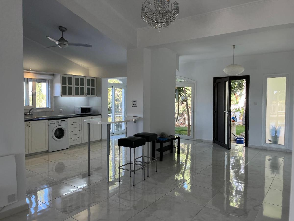 Villa Neyla Four Bedroom Coral Bay Beach Front Zewnętrze zdjęcie