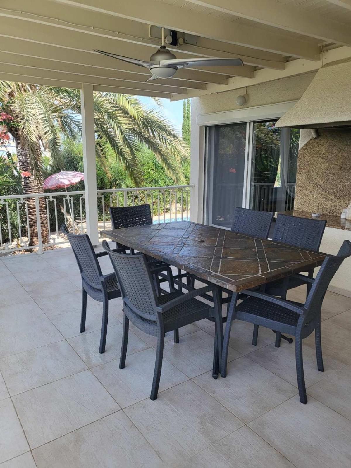 Villa Neyla Four Bedroom Coral Bay Beach Front Zewnętrze zdjęcie